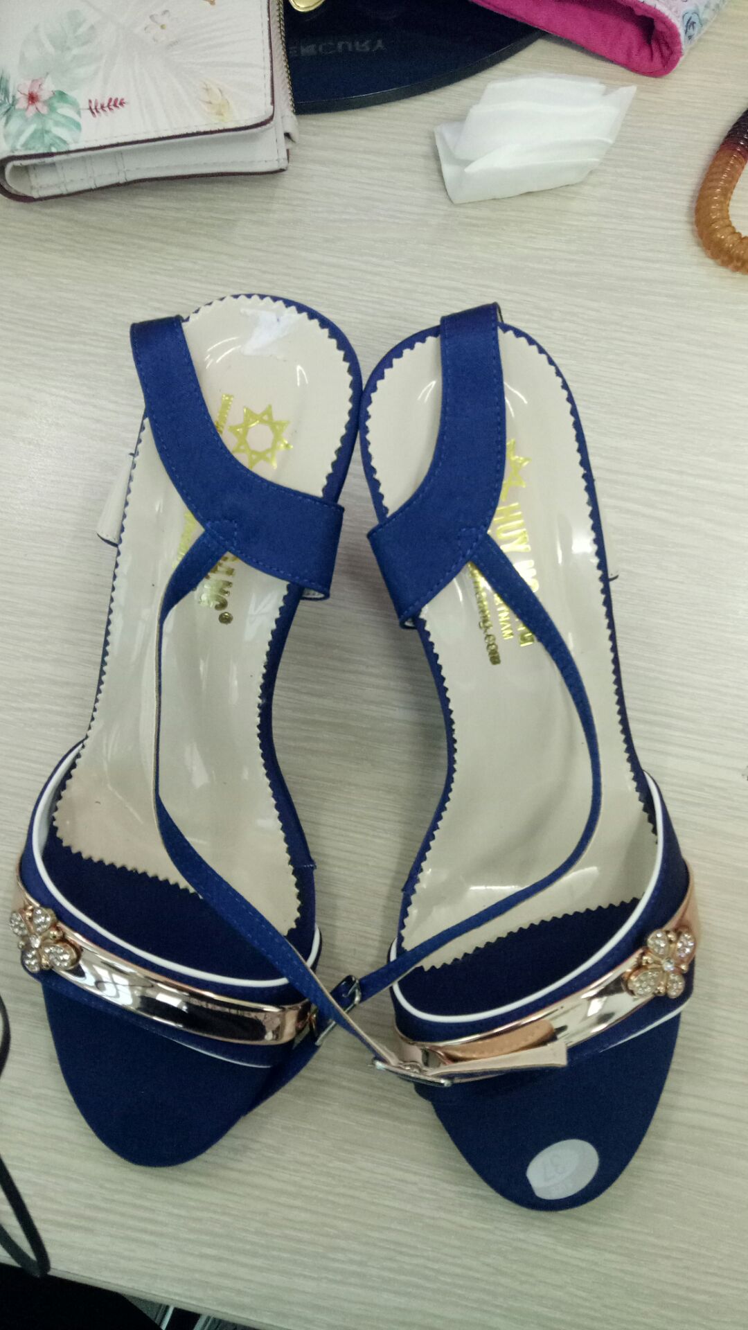 giày đẹp, mình rất hài lòng . mang không thấy bị đau chân còn màu thì phù hợp giày đẹp, mình rất hài lòng . mang không thấy bị đau chân còn màu thì phù hợp