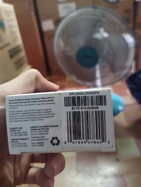 Thứ nhất đóng gói sơ sài, hàng điện tử mà ko có chèn giấy hay gì xung quanh , ko biết có ảnh hưởng gì đến tuổi thọ của chuột không. 
Thứ hai là số S/n trên chuột và trên hộp khác nhau . Vậy lúc chuột bị vấn đề có được bảo hành như quản cáo không??
Thứ ba mình thấy mọi người đánh giá khá tốt nhưng với mình vẫn ko thích chuột này lắm vì nhỏ và hơi bị load chậm chậm hơn chuột HP của mình đang sử dụng mua ở cửa hàng chưa tới 100k 
Hi vọng chuột dùng được lâu với tiết kiệm pin chứ mà hư sau 3 ngày ko được đổi trả chứ xu tiki luôn.