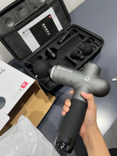 Giao hàng đúng hẹn. 
Sản phẩm nhìn đẹp, nguyên cả vali nhìn chất lượng, dễ sử dụng.
Đáng giá tiền