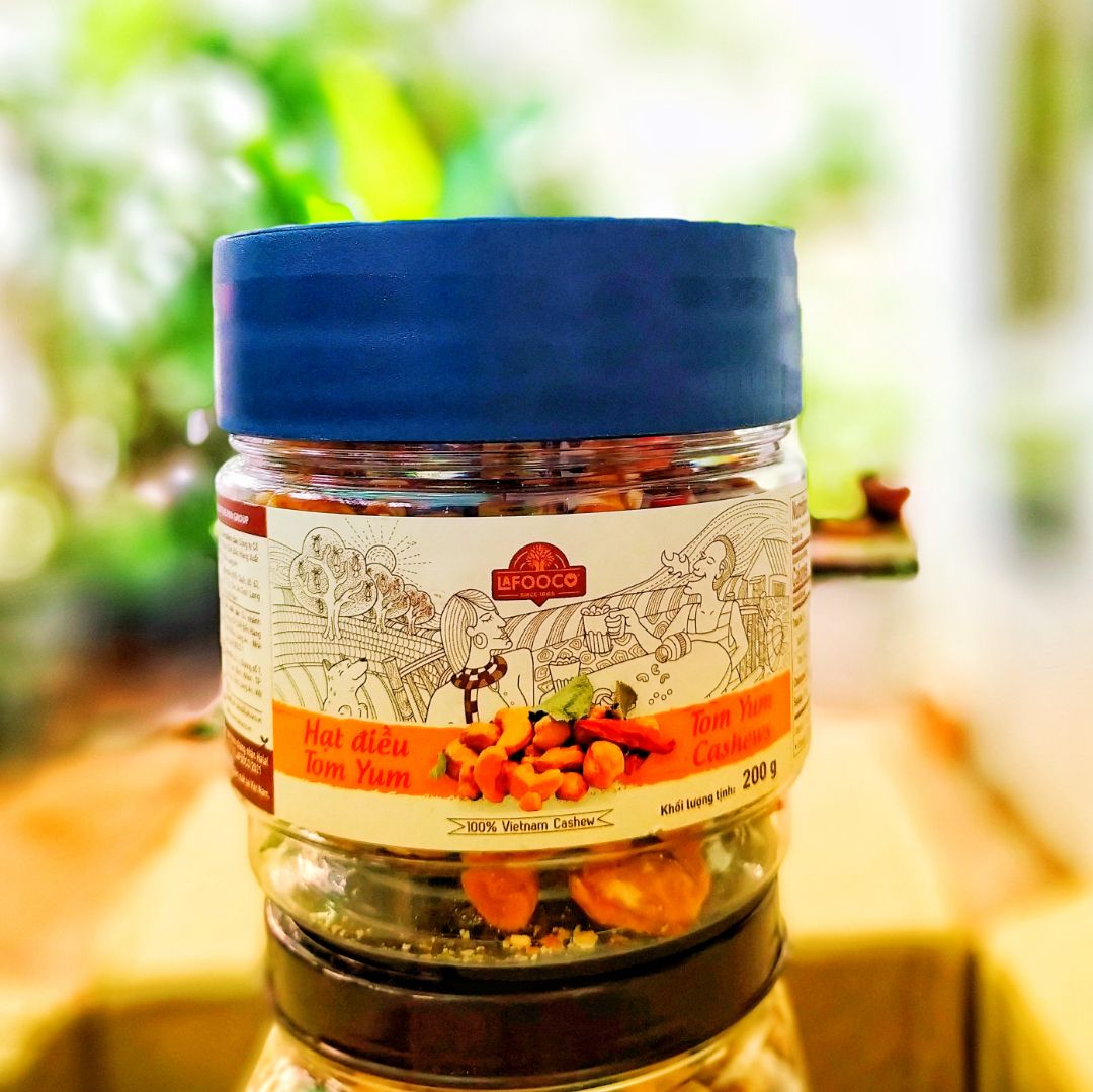 Ai mà thích món ăn Thái Lan thì sẽ thích hộp này lắm. (Lưu ý là vị cay nhiều, ai không ăn được ớt /cay và đặc biệt là những người dạ dày yếu nên chọn hạt điều vị mật ong.)