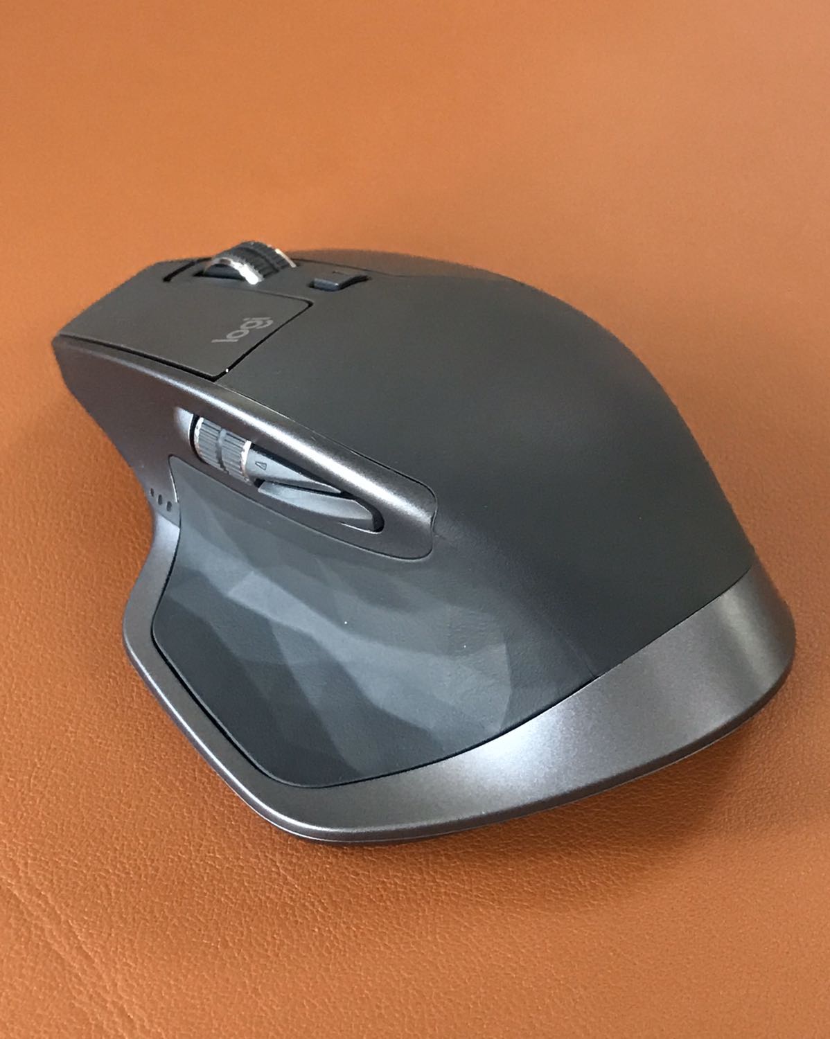 Hàng không phải da thật nhưng cảm giác sang trọng từ da là có thật. Đi chuột êm và rất thích.