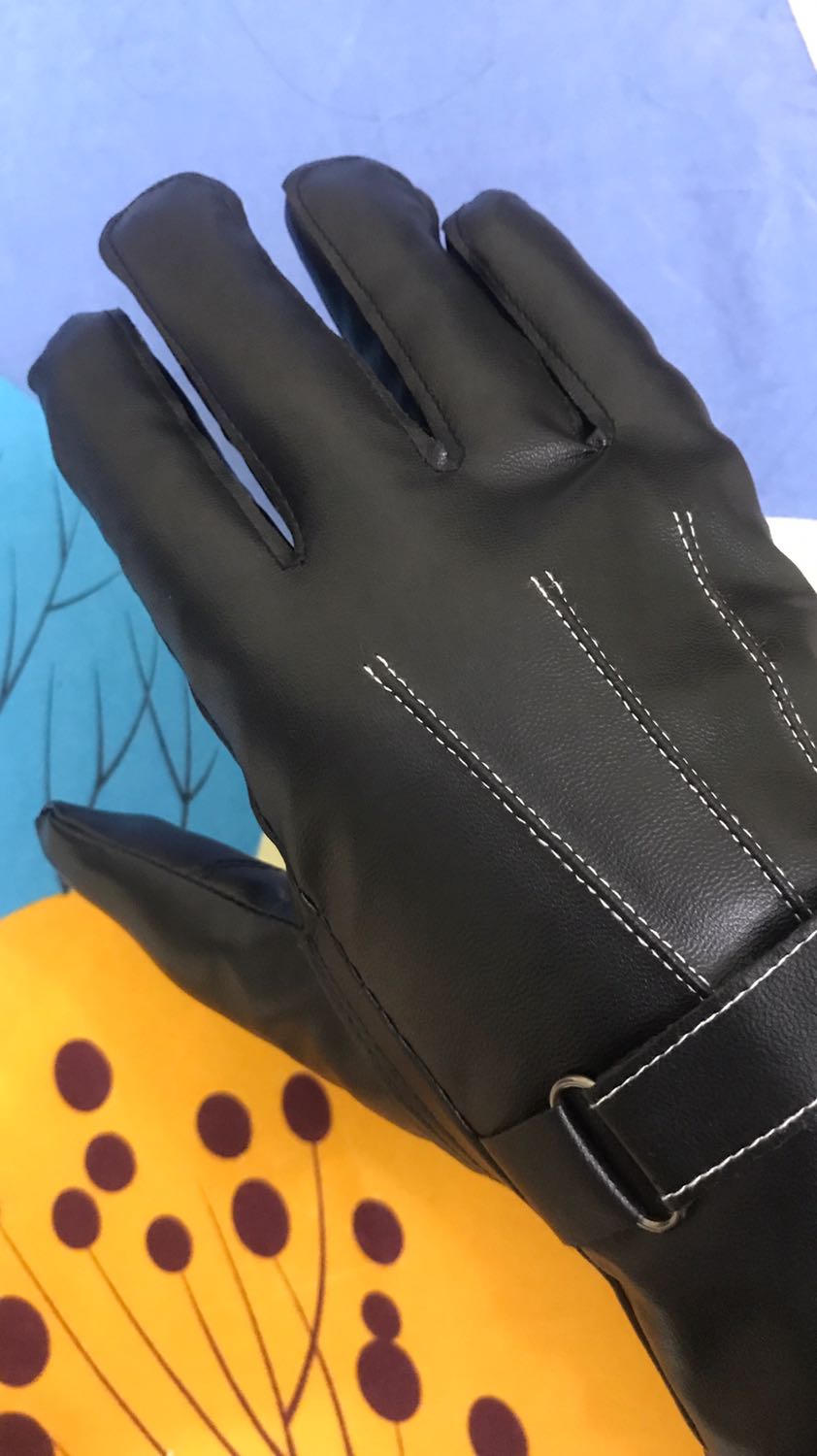 Găng tay da xịn, chất da tốt, mềm mại dễ chịu, bên trong lót lông kỹ càng đeo rất thoải mái và dễ chịu. Đường chỉ may chắc chắn. Hàng tốt đáng đồng tiền.