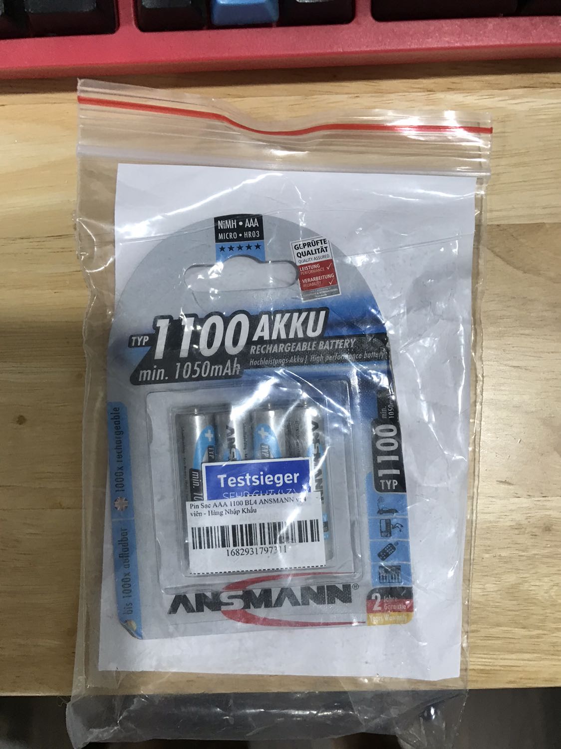 sản phẩm lúc mình nhận thì hết pin, phải sạc lại. nên là bạn nào mua cặp pin này nên sắm thêm bộ sạc nữa