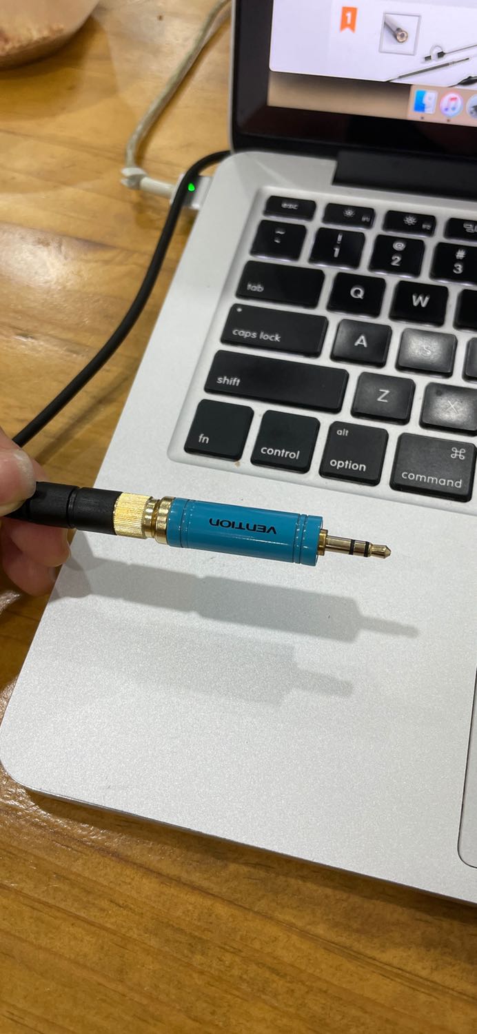 Sau 1 tháng sdung thì thấy có lúc tín hiệu ko ổn định, phải cắm ra cắm vào xoay xoay đầu jack thì âm thanh moi vào đủ 2 bên tai, nhưng nhìn chung đã tốt hơn rất nhìu các loại chợ rẻ tiền khác. Nhìn chắc chắn, đẹp