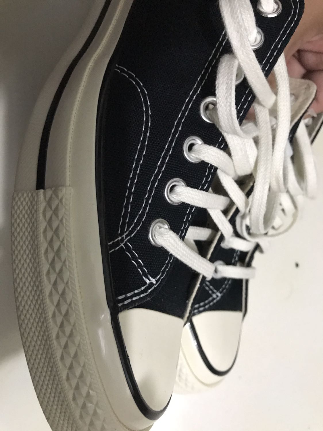 Thực sự thì mình không biết đây là giày real hay fake các bạn ạ, mình mua của Sneaker Buzz. Mình k phải dân chuyên nên khi check mình có so sánh trên mạng nữa, dưới dây là một số điểm khiến mình hoài nghi về đôi giày:
1. Màu sắc: mình có đính kèm 1 cái ảnh mình lấy trên mạng (2 đôi cao cổ), chiếc màu ngả vàng là fake còn trắng là real, đôi mình nó ngả vàng.
2. Miếng lót giày: miếng lót giày (k phải lưỡi gà) của mình khi lật lên thì nó chả có chữ mã gì hết, thường thì hàng real sẽ có.
3. Hộp giày: tem hộp k có hình sản phẩm, mình định trả hàng k nhận nhưng mà điều dưới làm mình quyết định lấy.
Bỏ qua 3 cái nhìn nhận trên thì một điều làm mình thắc mắc *** k biết đây là real hay fake vì đường may, đường gọt gần như hoàn hảo mấy bạn ạ, không một nét thừa. Đây là lí do mình quyết định trả tiền rồi nhận hàng. Mình tự hỏi nếu mình mua phải hàng fake thì công nghệ làm giả bây giờ đỉnh cao vậy sao?
À còn một cái là tem trên lưỡi gà nhìn khác với tem chuẩn, mình k biết họ có đổi tem hay k, nhưng tem in rất chắc.
Hi vọng bên SNEAKER BUZZ hay anh chị em bạn nào rành giải đáp giúp mình. Mua có mã giảm 600k mà sao thấy giống như hớ hơn là hời.