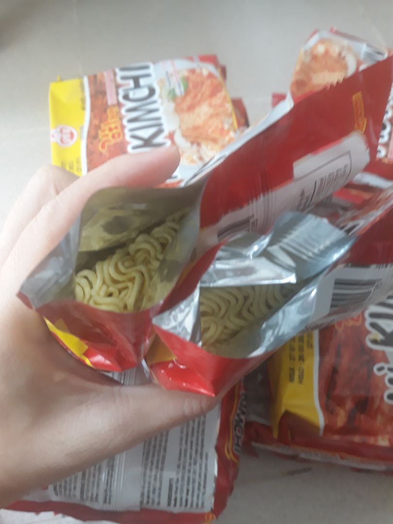 2 gói mì bao bì bị hở, không biết có ăn được không