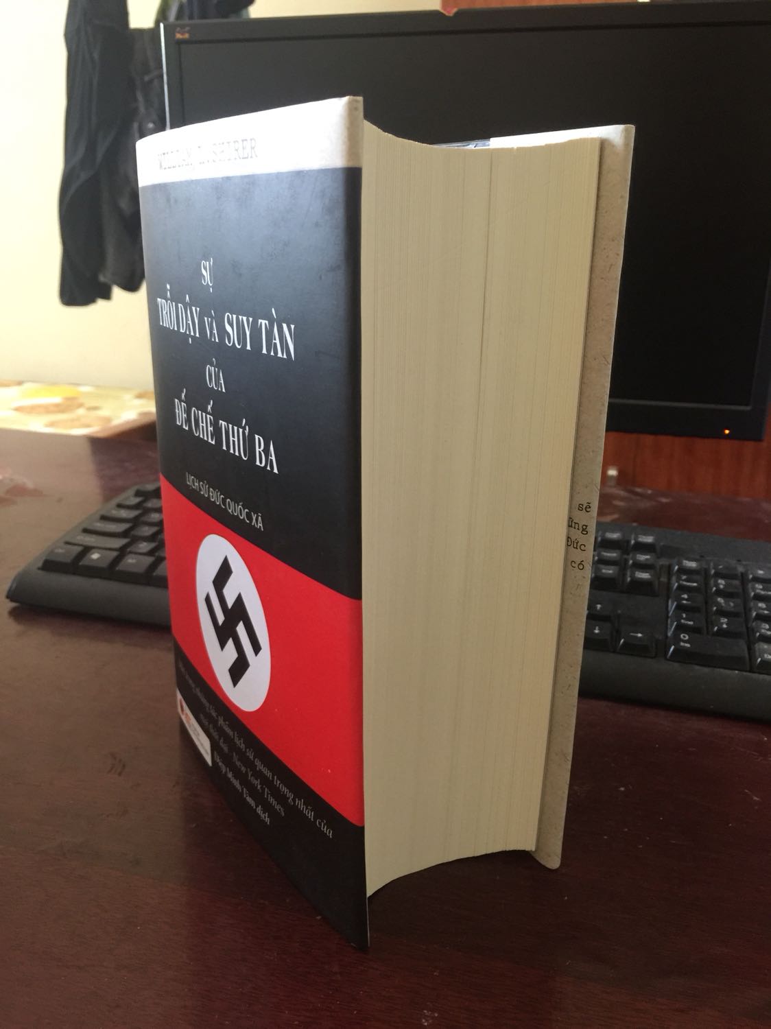 1. Cuốn sách giúp hiểu về Đức Quốc Xã
2. Ai muốn tìm hiểu về CTTG thì nên tìm cuốn này
3. Hình thức đẹp bắt mắt, chữ đọc rất rõ, sách dày
4. Sách vận chuyển tốt bao bọc cẩn thận, còn một vài chỗ điểu khuyết nhưng ko đánh nói.
Nếu có 4 sao rưỡi thì có lẽ tốt hơn bởi 5 sao thì hơi hoàn hảo quá mức, còn nếu chọn 4 sao thì thực sự chỉ giành cho người khó tính về nội dung