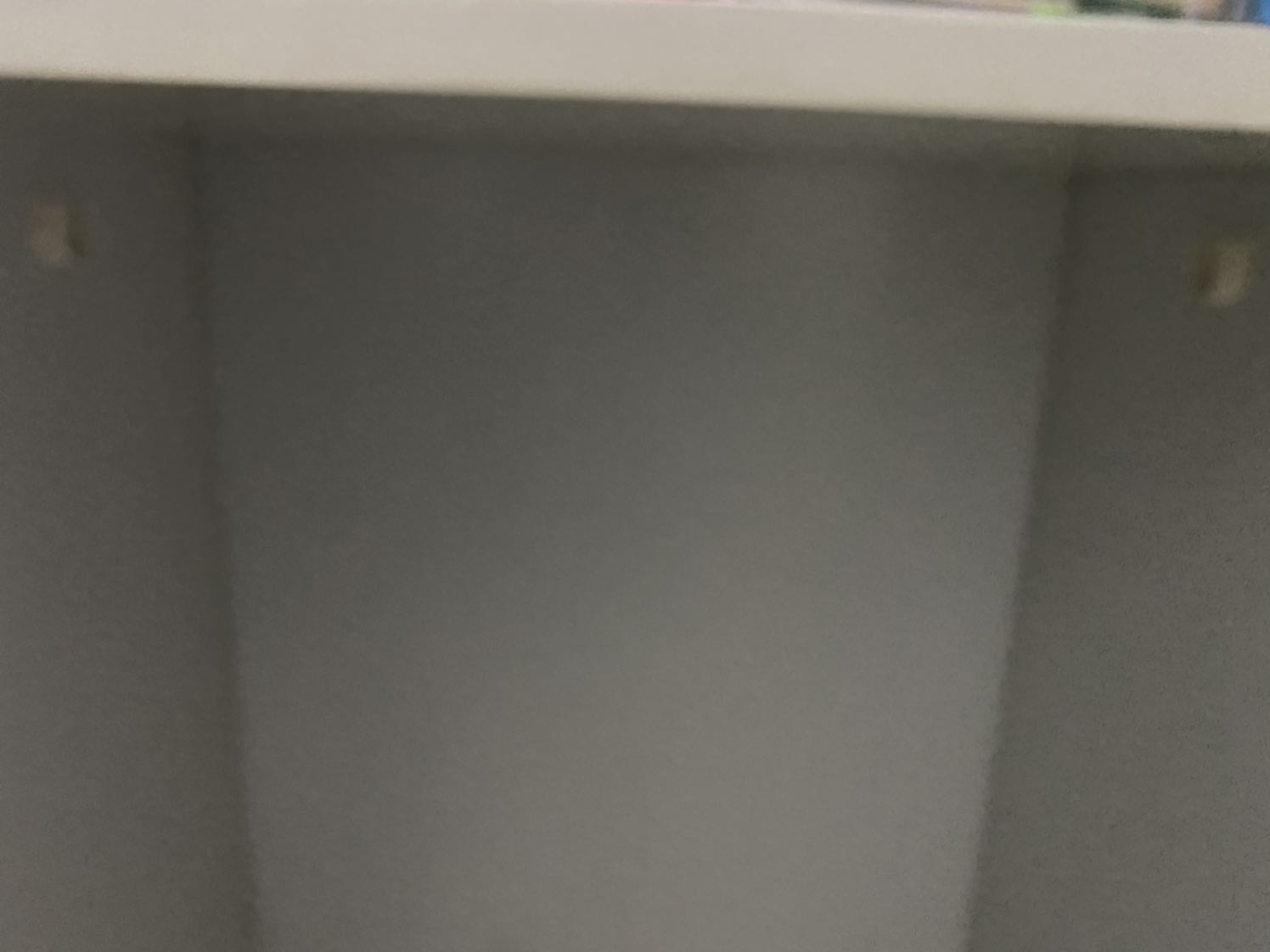 Tủ bị vỡ cạnh ngoài, thiếu thanh treo đồ! Đề nghị tiki bổ sung