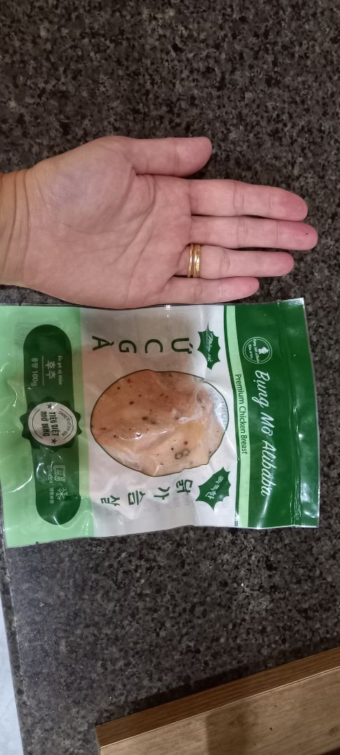 hàng giao nhanh, đóng gói kỹ lưỡng nhìn sạch sẽ. Gói gà nhìn nhỏ xíu xiu, mình có gửi kèm hình chụp cho các bạn muốn mua dễ hình dung. 1 gói là nửa cái ức gà. 2 gói là 1 bộ ức trọn nè. Vị vừa ăn k bị mặn, thơm ngon, thịt mềm k khô. Nói chung là ok nha cả nhà.