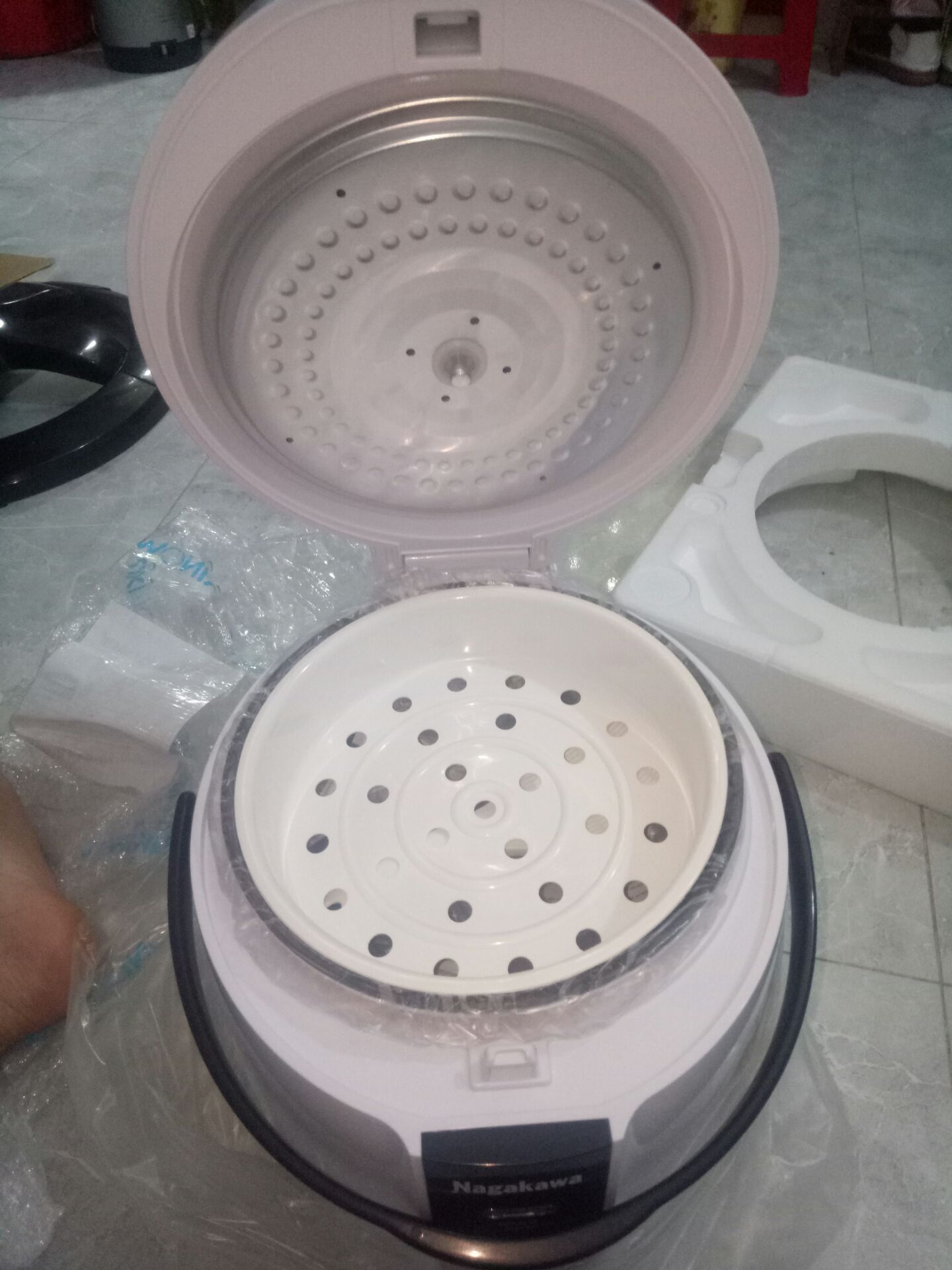 Mình đặt đợt dịch nên giao hàng khá lâu. Bù lại nồi cơm xịn xò, to hơn mình tưởng tượng. Nấu cơm ngon, nồi đẹp, lúc nấu có đèn sáng nhìn vui mắt. Nói chung với giá hơn 500k mà được nồi cơm như này là quá ưng rồi