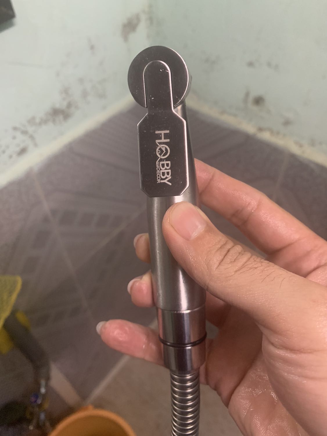 Chất liệu ok. Tốt. 5 sao cho shop phát triển.
Tuy nhiên mình có góp ý thêm là lực phun mạnh chứ không phải cực mạnh nhen. 
Xét về lực phun 7.5/10 điểm thôi (Điểm ở đây được xét với đầu vòi nhựa thông thường mình đã xài)