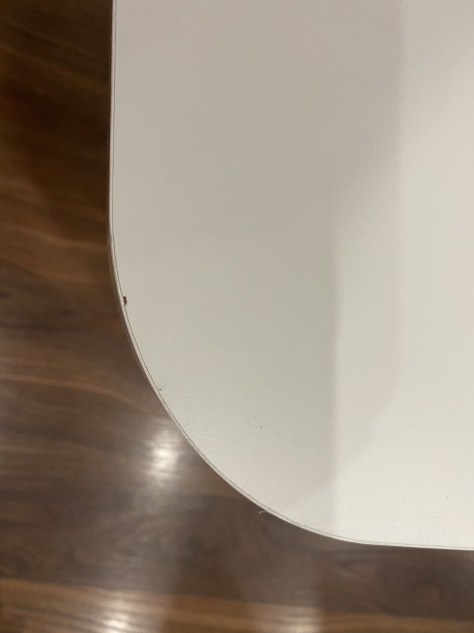 Bàn nhận có bọc 2 lớp (nilon và bìa) tuy nhiên vẫn xước xác nhiều, ngay bề mặt trên nên nhìn xấu và chất lượng kém. Cảm tưởng như sản phẩm lỗi ngay tại xưởng. Mua bàn mới mà cứ như là mua bàn cũ :( Ko biết Tiki và nhà sản xuất có thể hỗ trợ đổi sản phẩm không ạ?