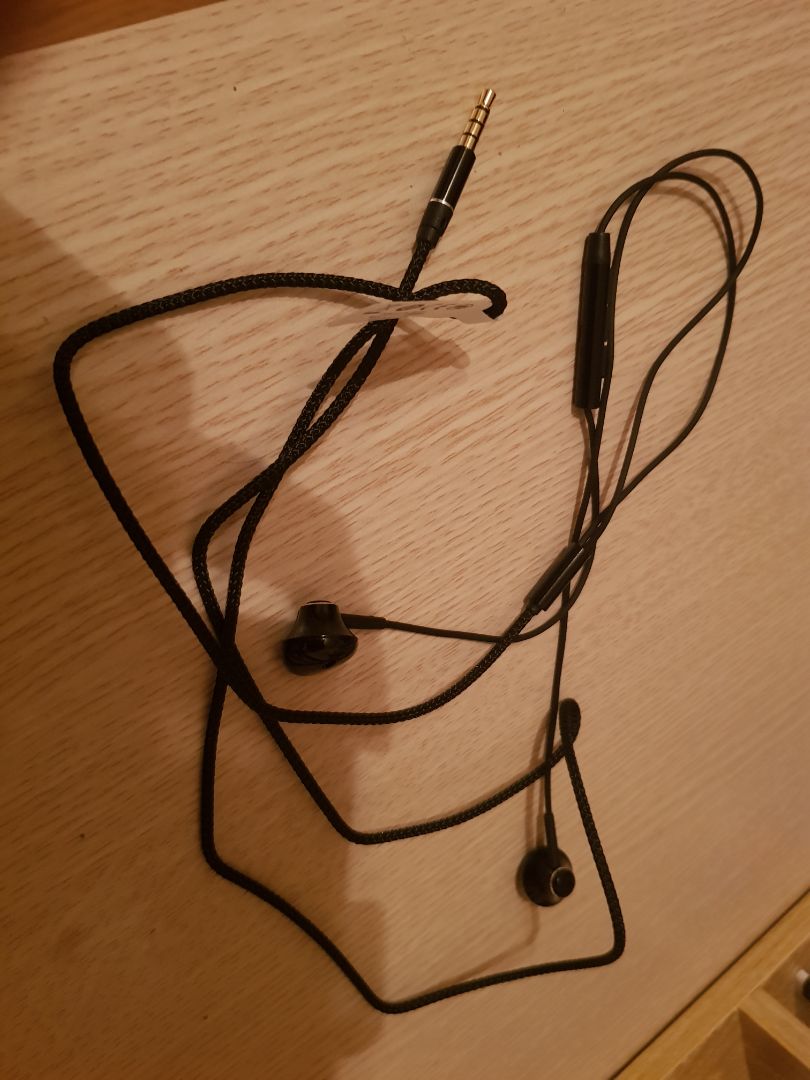Tai nghe ổn. Mic bắt tốt, mình nói thầm hoặc k cần để sát mic vào miệng bên kia cũng nghe được. Trước ham rẻ quá và thấy nhiều review tốt nên mua thử mà fail cái mic. Mình không có yêu cầu cao về âm thanh nên thấy vậy là được rồi. 

Dây đúng là hơi mỏng, nhưng chỉ là phần thân trên chỗ đoạn nối với tai nghe thôi. Còn thân là kiểu thiết kế khá chắc chắn, mình thấy không cần phải mua dây quấn cũng được.