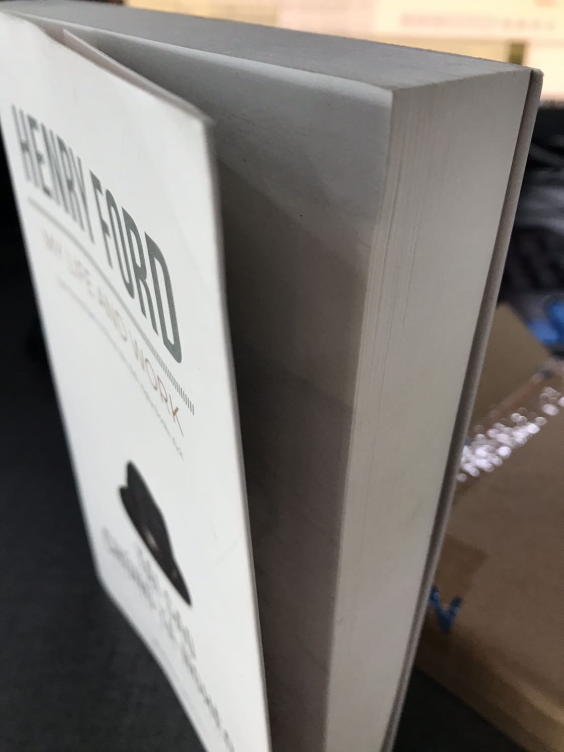 Chưa nói đến nội dụng, sách bên ngoài khi giao đến trông hơi bị cũ, bìa sách có bị một chút quăn. Hy vọng nhà sách lần sau bọc ni lông bảo vệ cho sách đỡ cũ