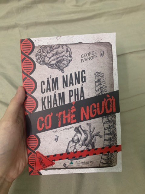 Sách giao về không có seal, đóng gói hơi lỏ nên sách bị cong mất tiu 🥹🥹🥹 Sách giao về không có seal, đóng gói hơi lỏ nên sách bị cong mất tiu 🥹🥹🥹