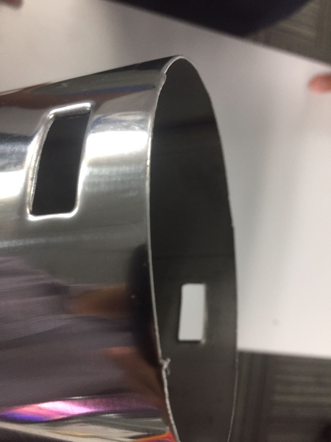 Cắt không đều, còn rất nhiều chỗ sắc nhọn