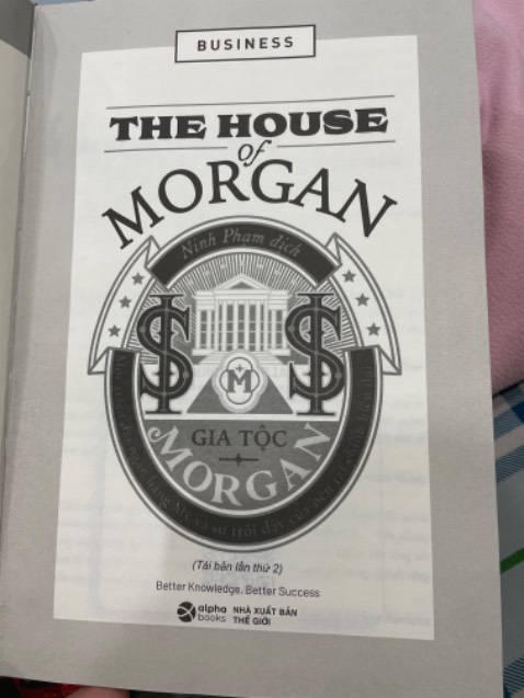 Sách hay đọc rất thực tế, kể về gia tộc tài chính lớn nhất thế giới, mình đọc mới được 10% cuốn sách, thấy Morgan xây dựng sự giàu có qua các thế hệ rất hay, người nào cũng tận tuỵ trong công việc từ Peabody đến Jack sau này. Tuy nhiên, sẽ cần có kiến thức tài chính với xã hội rộng mới nắm bắt được hết thông tin trong sách.