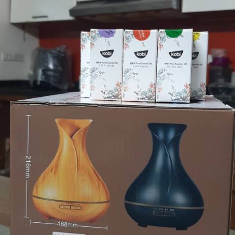 Đã mua của Kobi nhiều lần rồi nhưng đây là lần đầu tiên mình mua tinh dầu blend. Mình thử luôn 7 mùi hiện đang bán nói chung cảm giác sau khi dùng với máy xông rất tuyệt vời. Hơi khó mô tả nhưng khác với tinh dầu 1 mùi hương, tinh dầu dạng mix này mùi hương rất lạ. Trước mình cũng đã thử mix vài loại nhưng không được thành công lắm. Thôi dù sao cũng đáng đồng tiền bỏ ra. Nên mua thử nha mn. Bao bì của Kobi thì không có gì phải bàn, khen hết lời luôn: đơn giản nhưng tinh tế lắm. Tiki giao hàng siêu tốc, shipper thân thiện. 10đ cho chất lượng. Cám ơn Kobi nhiều, sẽ tiếp tục ủng hộ ạ.