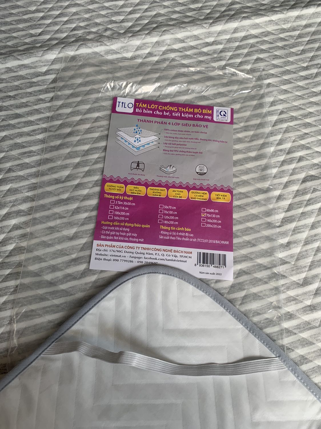 Có chun góc tiện lợi. Màu xám đẹp. 
*** thử thấy mặt trên thấm nhanh, mặt dưới chống thấm ok. 
Nên mua! Có chun góc tiện lợi. Màu xám đẹp. 
*** thử thấy mặt trên thấm nhanh, mặt dưới chống thấm ok. 
Nên mua!