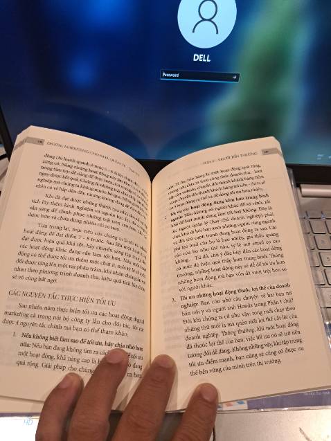 Nội dung hay, hữu ích. Người đọc sẽ được dẫn dắt vào câu chuyện đại diện của 1 nhóm người như người FOMO, người ngập ngừng, người tổn thương, người đơn độc. Qua từng phần, từng chương, người đọc nắm được bức tranh tổng thể của digital marketing và các bước tiếp cận tinh gọn.