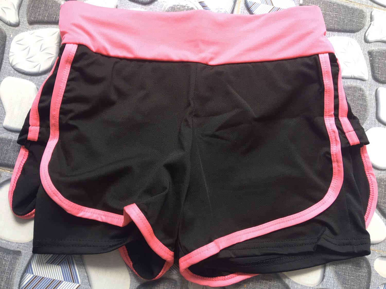 Sản phẩm đẹp như hình. Chất vải co giãn tốt. Tiki giao hàng nhanh!