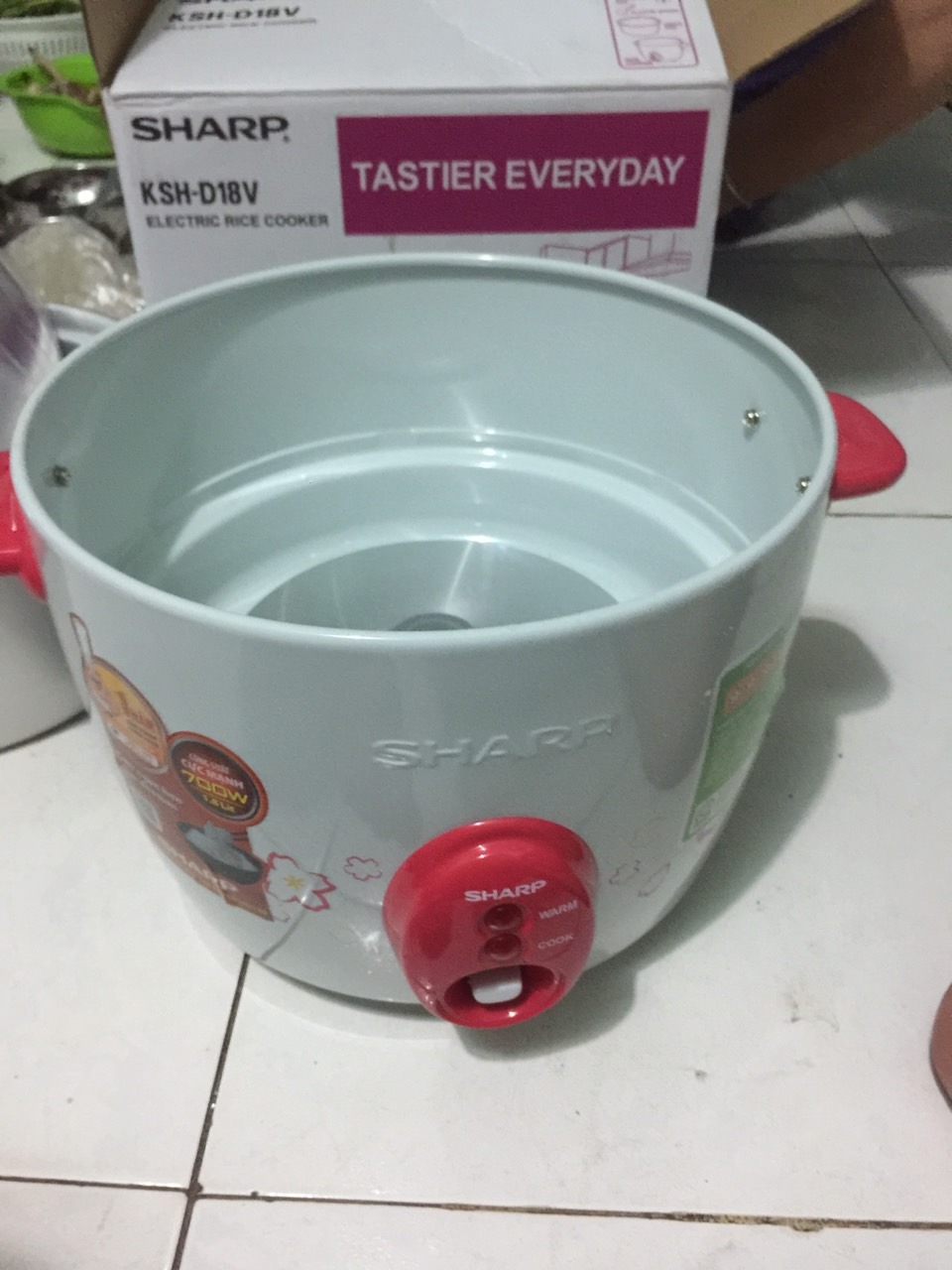 Nồi Cơm Điện Nắp Rời Sharp KSH-D18V (1.8L) - Màu Ngẫu Nhiên - Hàng chính hãng sài tốt , nấu cơm chính đều ngon từng hạt cơm, mẫu mã thiết kế đẹp  trang nhãn , sản phẩm thông dùng tiện cho mọi gia đình từ 5-6 người