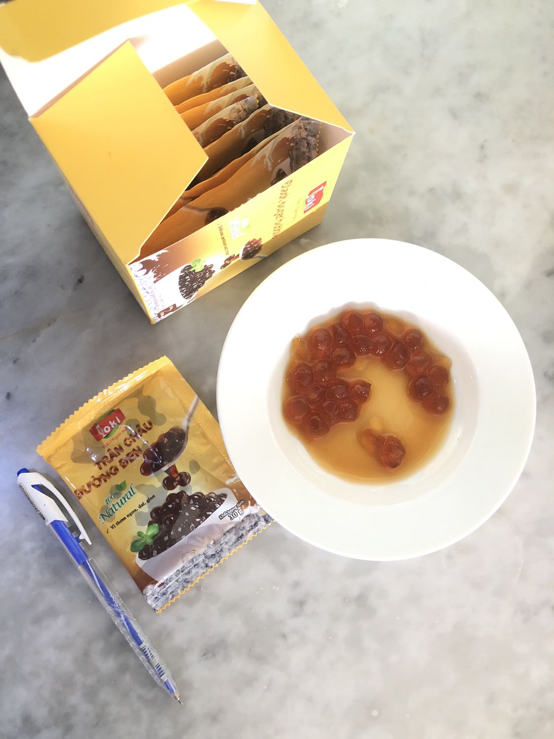 Ăn ngon nhưng ít lắm luôn. Cỡ 3 muỗng cafe hạt trân châu thôi. Cầm nguyên hộp lên thấy nặng tưởng nhiều nhưng do nước đường trong bịch làm nặng thôi. Mỗi ly chắc ít nhất 2 bịch này mới tạm đủ ăn nhai cho đã ?