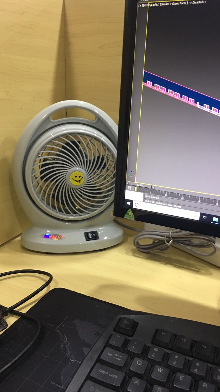 Mình mới mua sáng nay. Tiki giao hàng nhanh, đóng gói, phiếu bảo hành đầy đủ
Quạt nhỏ gọn, tiện để góc bàn làm việc trên công ty. Mà quạt kêu ồn quá. Như cục nóng máy lạnh ấy. Vs có 2 mức điều chỉnh gió mà mình thấy ko khác nhau mấy. 
Nhìn chung độ mát đủ xài tăng cường ở công ty góc xa máy lạnh, gọn gàng, ko tốn diện tích. Xài điện 220v cắm vào ổ điện, bạn nào máy tính công ty dùng hết chân cắm thì phải mua thêm ổ điện :)