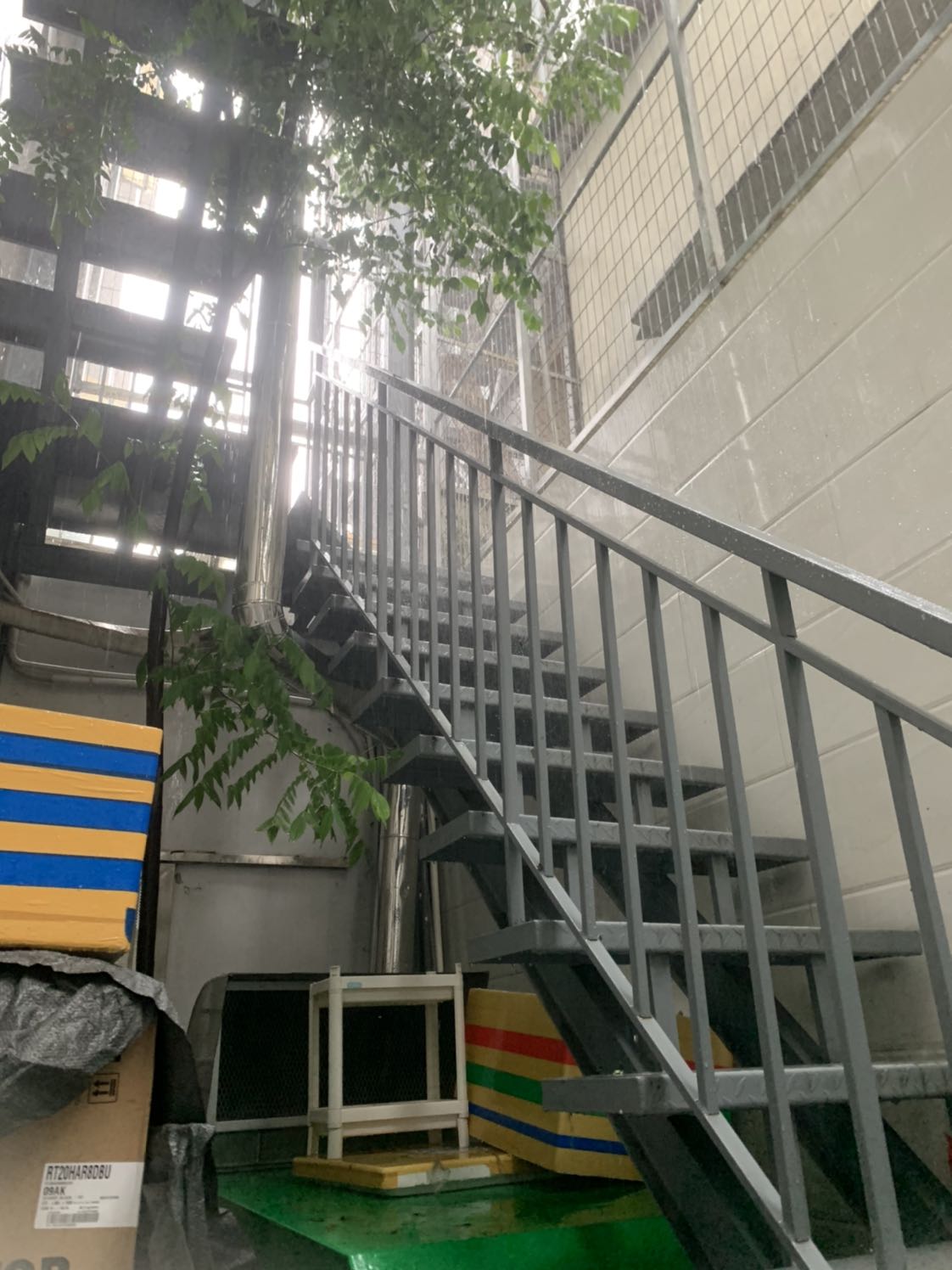 Quá tệ, mua hàng mà không khiêng lên tầng để ở dưới rồi kêu tự sài, sài bằng cách nào, gói có lắp đặt miễn phí rồi giờ lại kêu là tính phí, sao không tự thêm phí vô đi rồi mình trả tiền mang lên hộ mình. Hai đứa con gái sống ở tầng 2 thì khiêng lên bằng niềm tin hả TiKi. Mọi người xem chuẩn xác gói này nha. Quá tệ, 1 ngày quá kinh khủng, từ giờ không mua hàng tiki nữa

Hôm nay ngày 9/10 Gò Vấp mưa tầm tã