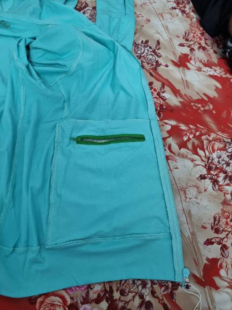 Áo chưa tới 300k, đã mua lần 2,  độ mỏng dầy vừa phải,  mặc mát đi xe tới chỗ không muốn cởi ra vì không thấy nóng đâu.   Dây kéo trơn khỏi chê,  túi trong xài êm,  túi ngoài thiết kế xài không hiệu quả này phải rộng như túi trong mới đựng đt dễ ( ý kiến cả nhân)