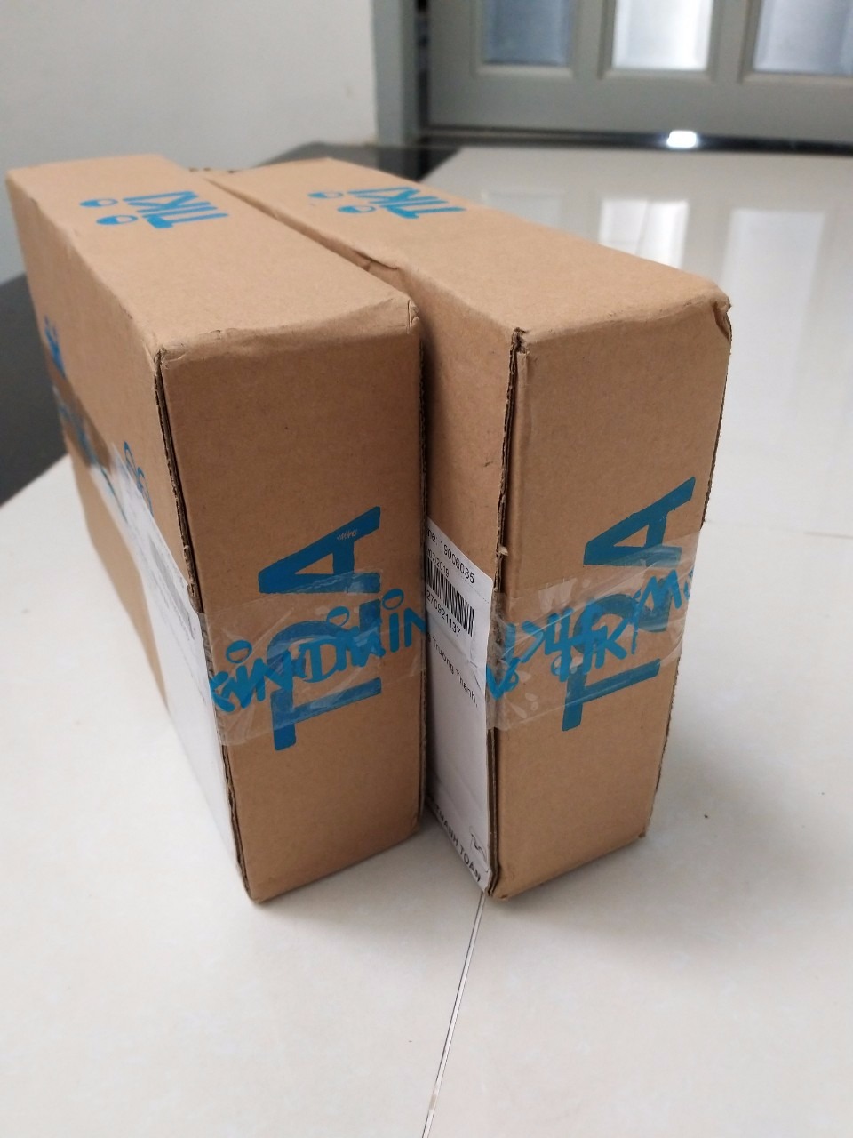 Mới nhận sản phẩm, nhìn bên ngoài đóng gói rất cẩn thận và đẹp, mình ở HCM mua và nhận hàng sau 1 ngày. Chất vải nhìn ko đc mượt mà như hình ảnh thôi, còn tất cả đều giống, nhìn chung so với giá thành thì rất là ok, xứng đáng để sử dụng. Mình sẽ cập nhật thêm sau thời gian sử dụng