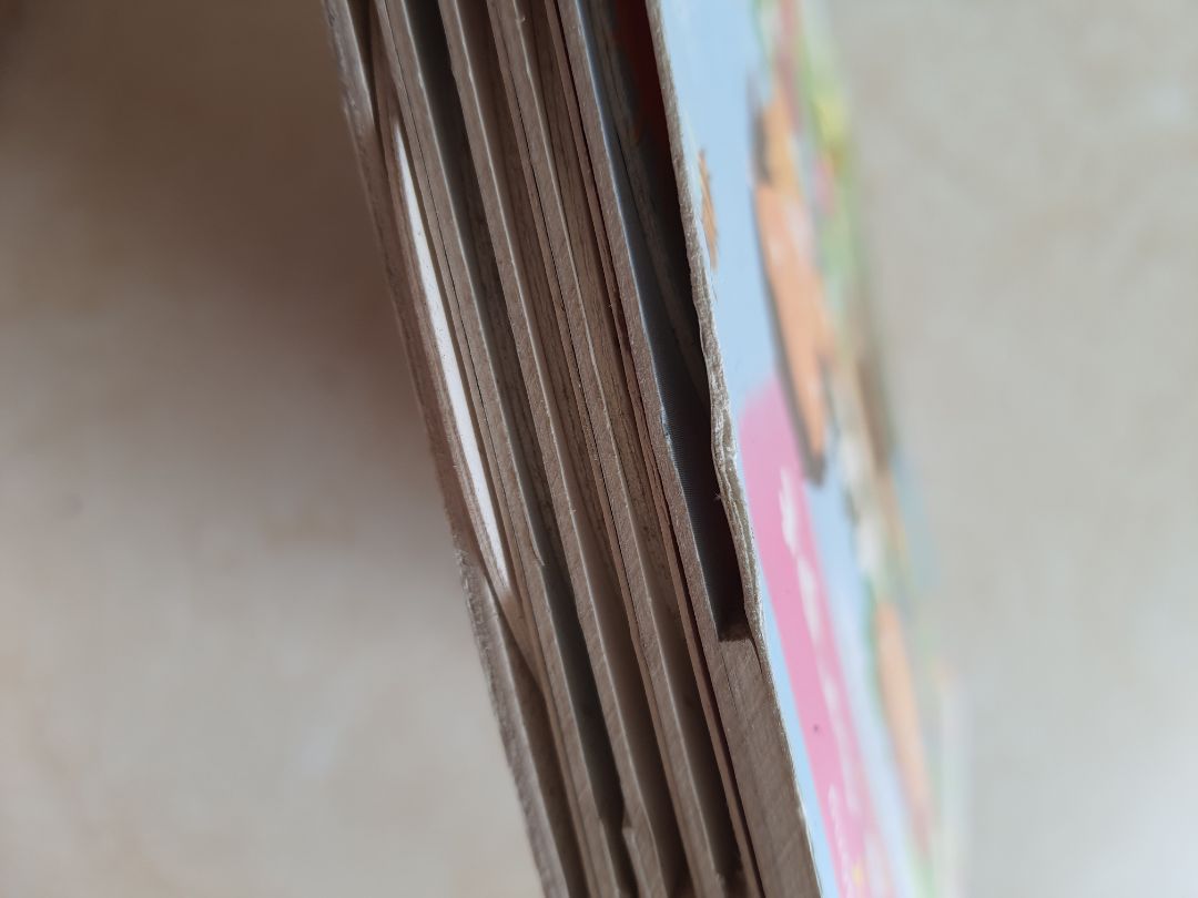 Bìa cũ, mép bị nhàu. giống như mua sách cũ vậy. Tiki xem đổi sách mới lại được không.