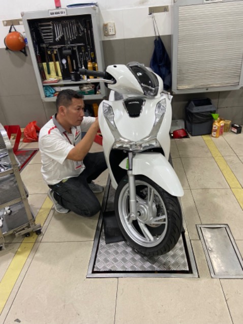 Head làm thủ tục nhanh gọn, hẹn ngày nhận xe ngay. Chỉ có thủ tục biển số thì bên khác phụ trách nên hơi mất thời gian đợi