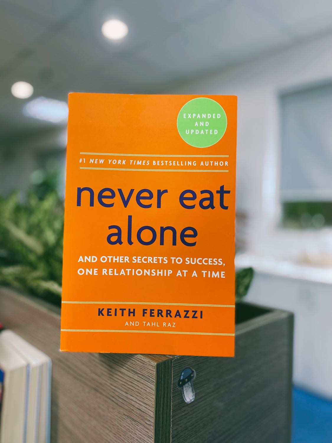 Ngôn ngữ viết khá dễ hiểu, dùng từ không quá học thuật. Nội dung mạch lạc, liên kết hợp lý với nhau, vừa trau dồi kỹ năng reading vừa trau dồi networking phù hợp