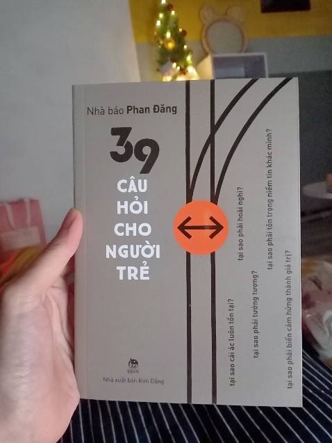 Quyển này rất thú vị, mình đọc random vài câu hỏi (như câu Tai sao Đức Phật sắc sắc không không?) ban đầu thì tự tưởng tượng câu trả lời, rồi đọc đến diễn giải của tác giả là một góc nhìn khác hẳn, rất độc đáo!