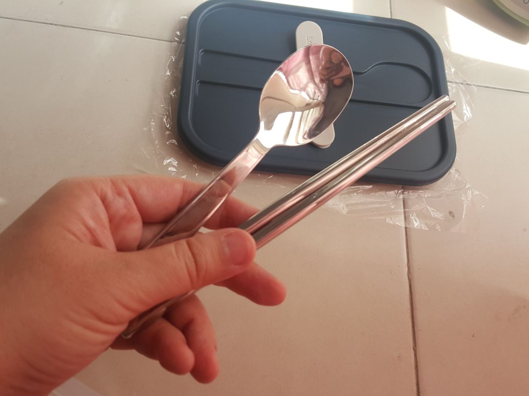 Nhìn hộp cơm chắc chắn ngày mai tui thấy ngon cơm rồi đó :)) nhìn sạch sẽ tăng cảm giác kích thích gê. tui để kế cái đồng hồ để mấy bạn hình dung được cái hộp cơm bự như thế nào. thật tình nặng hơn mấy hộp cơm bình thường vì nó là hai hộp nhập một mà, nhưng không nặng tay như cái hộp ba ngăn cùng lúc đâu, độ nặng này chấp nhận được. một bên đựng cơm, bên đựng canh, cái muỗng giúp cho bọn cái gái tụi mình ăn uống thùy mị hơn :3 đũa ống tròn gắp đâu dính đó ngay và liền luôn. Nói chung đáng mua lắm sau bao ngày canh sale locknlock ở siêu thị. dòng này bên ngoài không thấy bán đâu. mấy bạn đừng đợi như mình nữa ????? Thật !!!