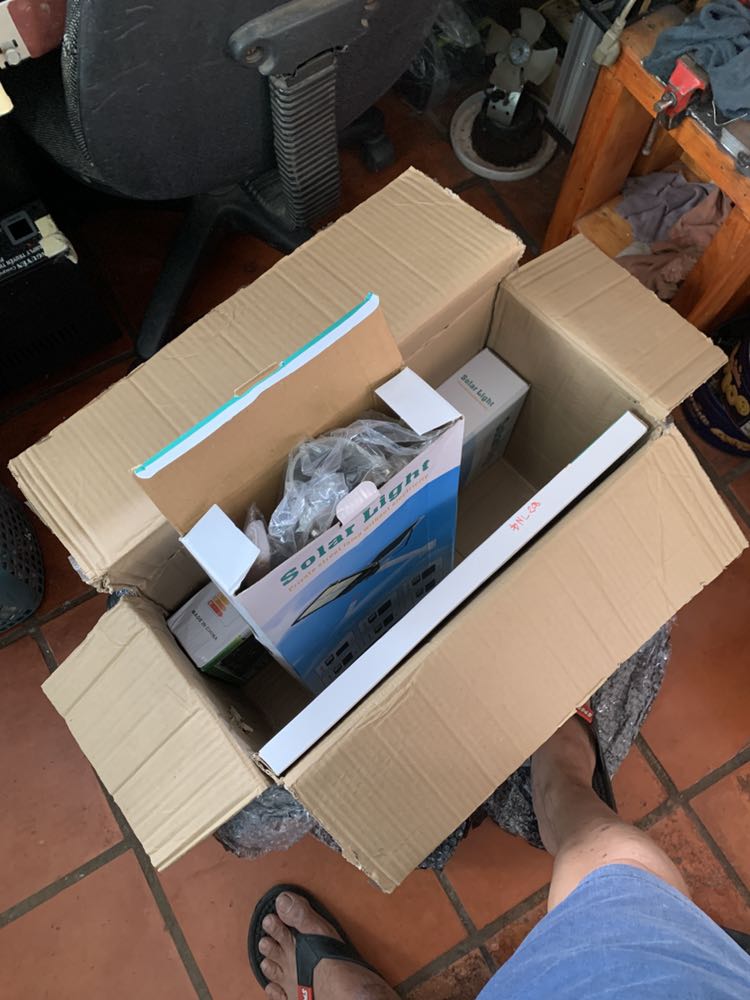 Đóng hàng không đúng . Đèn đi gắn cho người ta mà đóng như vậy thì nói sao đây băng keo dán tùm lùm giao hàng bị thiếu linh kiên.shop này không uy tín mọi người hãy cảnh giác. Tiki nên xem lại shop này!