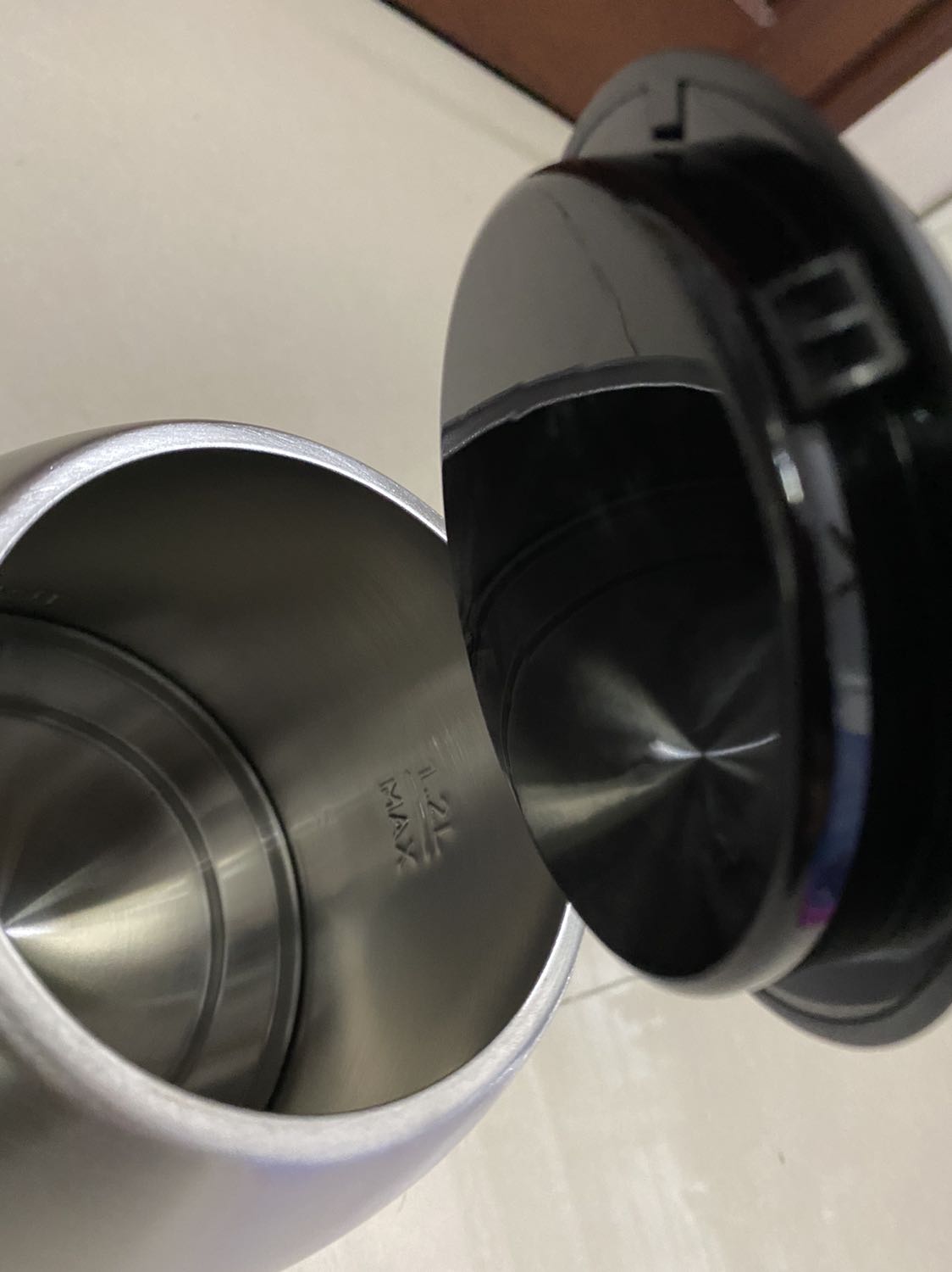 Ấm đẹp, chắc chắn, tuy nhiên nắp bên trong bằng nhựa chứ không phải inox như shop mô tả