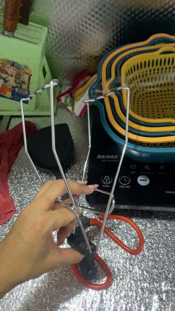 Kẹp giá rẻ, kẹp chén tô có vành ngoài thì dễ còn chén tô trơn lù thì thấy hơi trơn nên chưa dám thử, chắc phải dùng lực.