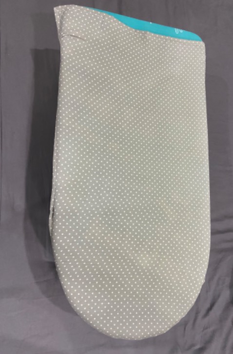 Cứng cáp chắc chắn, dùng ok. Có kèm áo bọc vải.