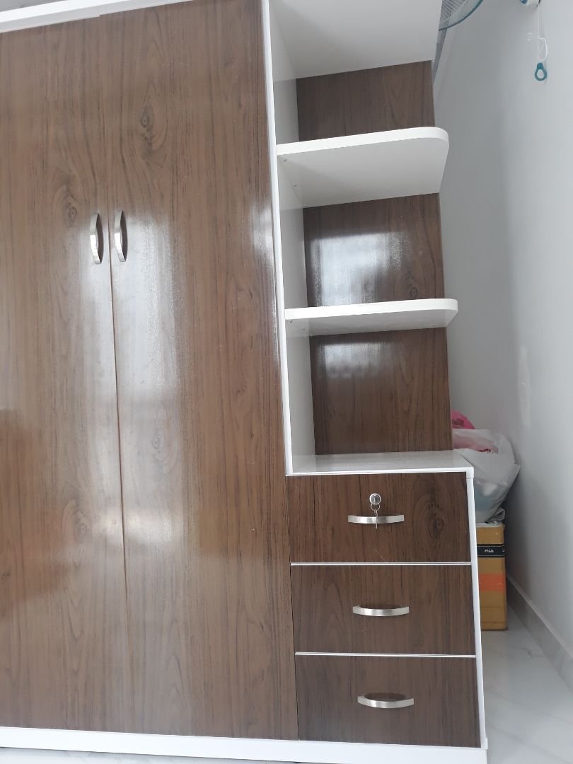 Hài lòng: ( Shop Juno)
- Đã nhận được tủ nhựa như hình mô tả, cảm nhận đầu tiên là tủ rất đẹp, shop rất nhiệt tình, a giao hàng cũng nhiệt tình, hàng giao sớm hơn dự kiến nhưng do mình bận công việc nên hẹn giao lùi lại 2 ngày shop và a vận chuyển vẫn hỗ trợ, giao hàng lắp ráp khá nhanh, tủ nhựa dạng hộp có độ dày cỡ 3cm, cứng cáp ,tủ mới hơi có mùi chút nhưng k sao, tủ rộng đựng đồ thoải mái, kệ trang trí đẹp, để mấy bình bông tuyệt vời

Không hài lòng: 
- Sau khi ráp xong mình đi lau tủ thì phát hiện khá nhiều vết trầy, trầy ngay mặt trước chỗ giả gỗ mặc dù shop bao bọc rất kỹ k hiểu sao vẫn trầy, có thể do vận chuyển, hoặc bị từ trước nhưng vẫn giao
- Cái nữa là bên trong ngăn kéo chỗ mấy góc do uốn góc 90 độ nên nhựa bị gãy rạn, ngay chỗ góc 2 kệ bị bể mất miếng nhựa mất thịt lòi cái lỗ ra luôn
- tủ có thể đc tháo ra trước khi vận chuyển nên mấy vít bắn quá tay cũng bị rạn nhựa

cảm nhận sau cùng vẫn hơi thất vọng một chút, nhưng mình vẫn chấp nhận dùng, mong shop Juno kiểm tra kĩ cho những khách hàng sau, tặng shop 4*