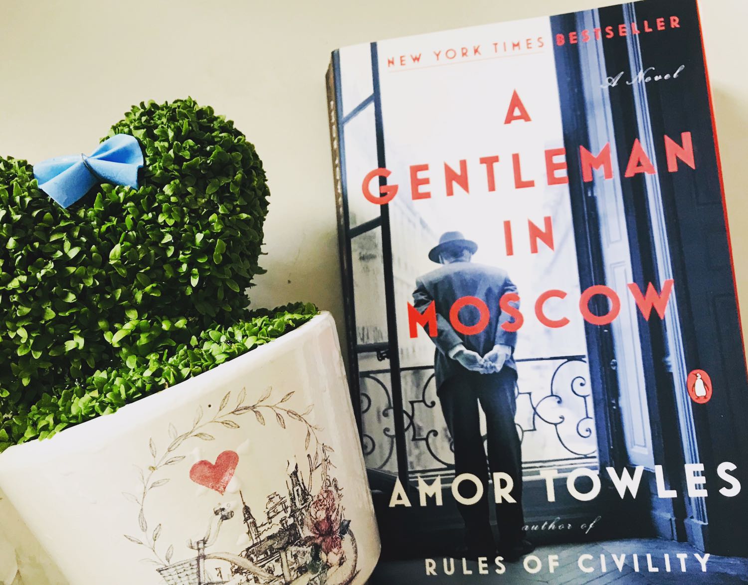 Mình thích Moscow lâu lắm rồi nhưng chưa có cơ hội ghé thăm. Đọc review sách, plan đọc sách trong những ngày X’mas của mấy người bạn Mỹ thì mình thấy cuốn này. Cách viết và nội dung mình đều rất thích.