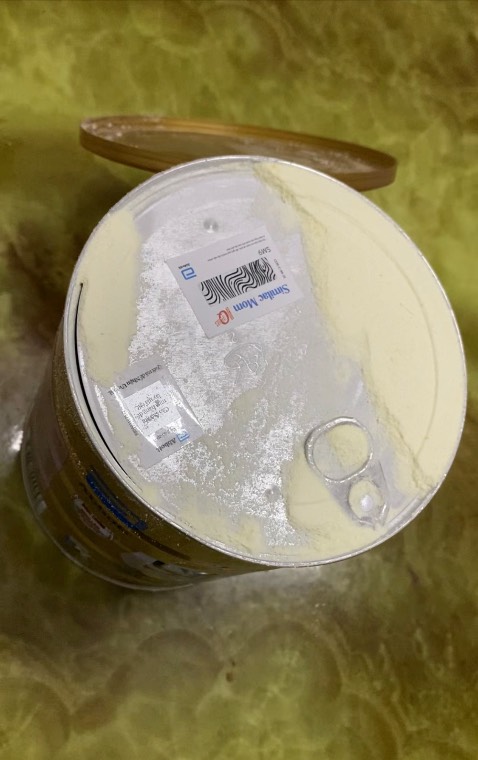 Vừa nhận được hàng, mở nắp nhựa thấy sữa tung toé thế này. Quá cẩu thả trong đóng gói.