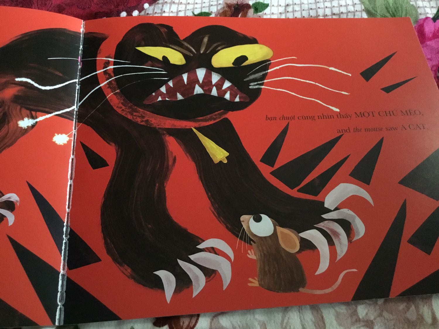 Chú mèo qua góc nhìn của các sinh vật khác nhau mang hình ảnh khác nhau. Độc đáo và thú vị là những j mình muốn bình phẩm về cuốn sách sau 1 tg đọc cho con nghe mỗi đêm.  Với nội dung cực kì đơn giản, câu chữ lặp lại tưởng chừng nhàm chán nhưng lại được con trai mình lựa chọn đầu tiên cho mỗi buổi đọc sách. Mình rất muốn giới thiệu thêm cho con trai các quyển sách khác nhưng quyển sách này lại khiến con mình thích thú nhiều hơn cả. Các Mom có thể tham khảo và sưu tầm quyển này cho bé nhà mình nhé.
Dạy con điều hay- Walking brain