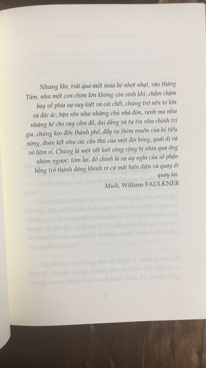 Mình mới đọc vài chương đầu mà thấy hấp dẫn lắm luôn. Chỉ với các loài muỗi và ký sinh trùng sống ký sinh chúng và mối liên hệ với con người, tác giả đã mở ra trước mắt ta một thế giới côn trùng sống động kèm theo những dẫn chứng khoa học đầy thú vị