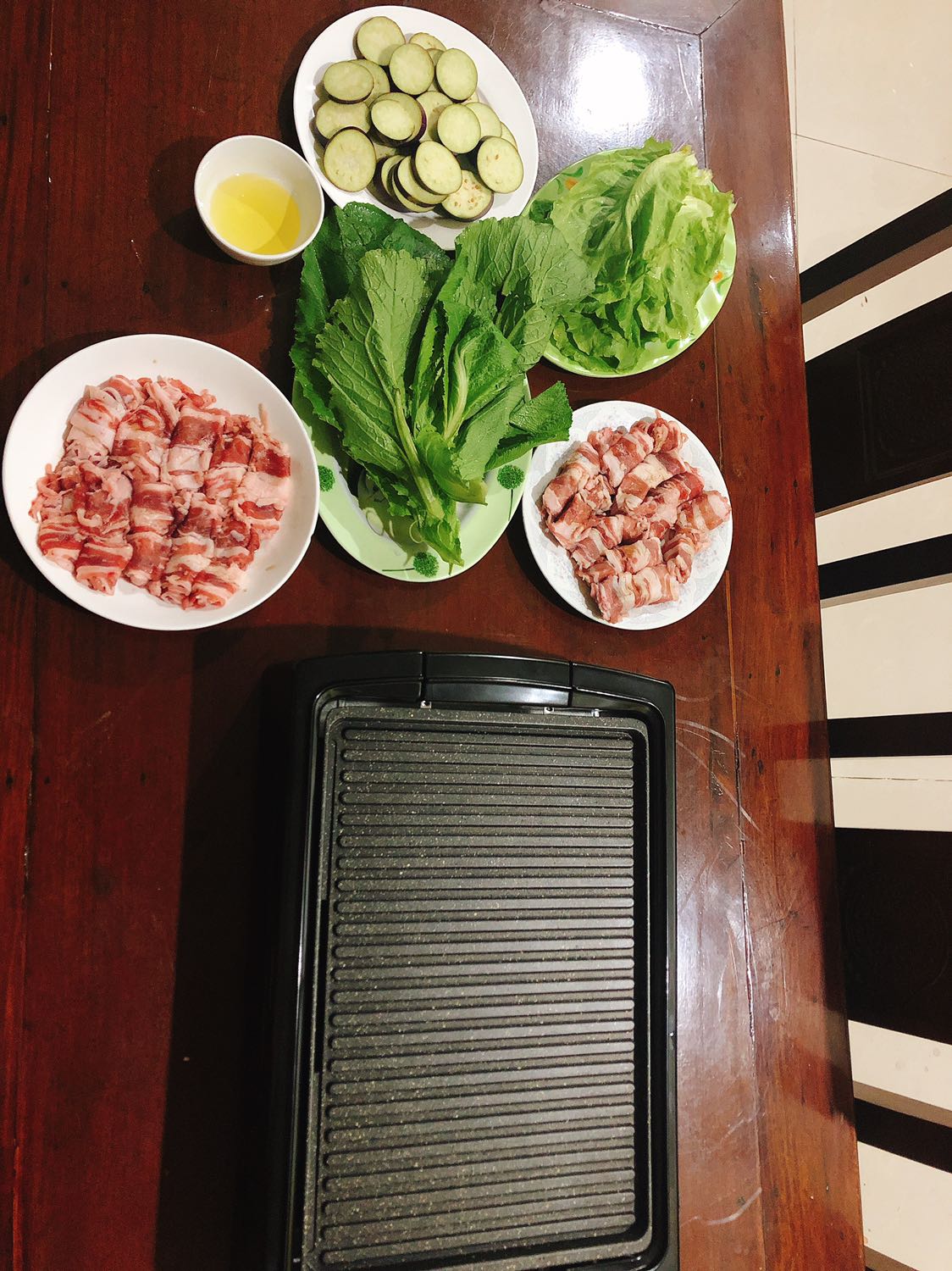 Không có gì ngoài 2 chữ Tuyệt vời á các bạn!!! 
Gọn nhẹ và dễ dùng. Thịt nướng ra cũng mềm, ngon, vẫn giữ đc độ ẩm chứ không bị khô á. Nói chung là nhờ cái vỉ nướng này nên tình yêu đối với thịt của mình nay có thể được đáp ứng tại nhà với chi phí rẻ hơn rất nhiều. 
Thời gian tới chắc phải say goodbye với Gogi ròi ?