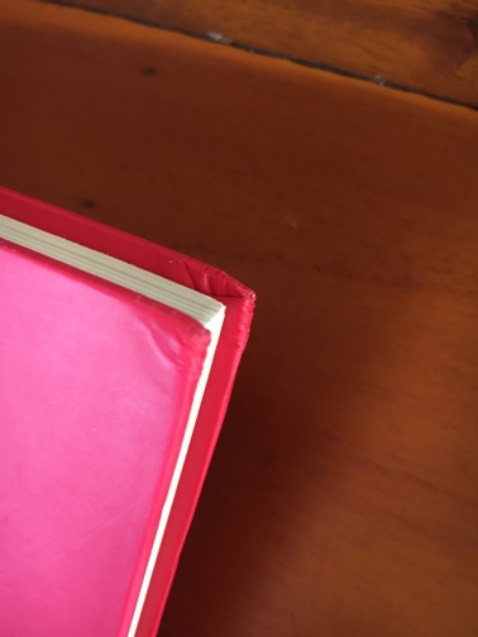 Tiki giao hàng sách hay bị móp góc, không biết bên kho hay bên vận chuyển! 8/10 quyển là bị móp góc!