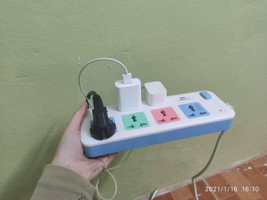 Nhựa dày, chắc chắn. Phích cắm không bị lủng lẳng. Màu sắc cũng vintage dễ thương.