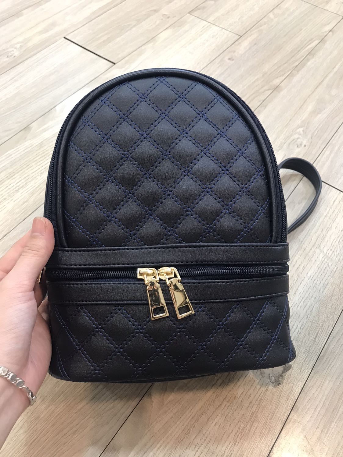 balo nhỏ gọn xinh xắn , đựng được nhiều đồ dùng cá nhân , 
sẽ luôn ủng hộ ạ