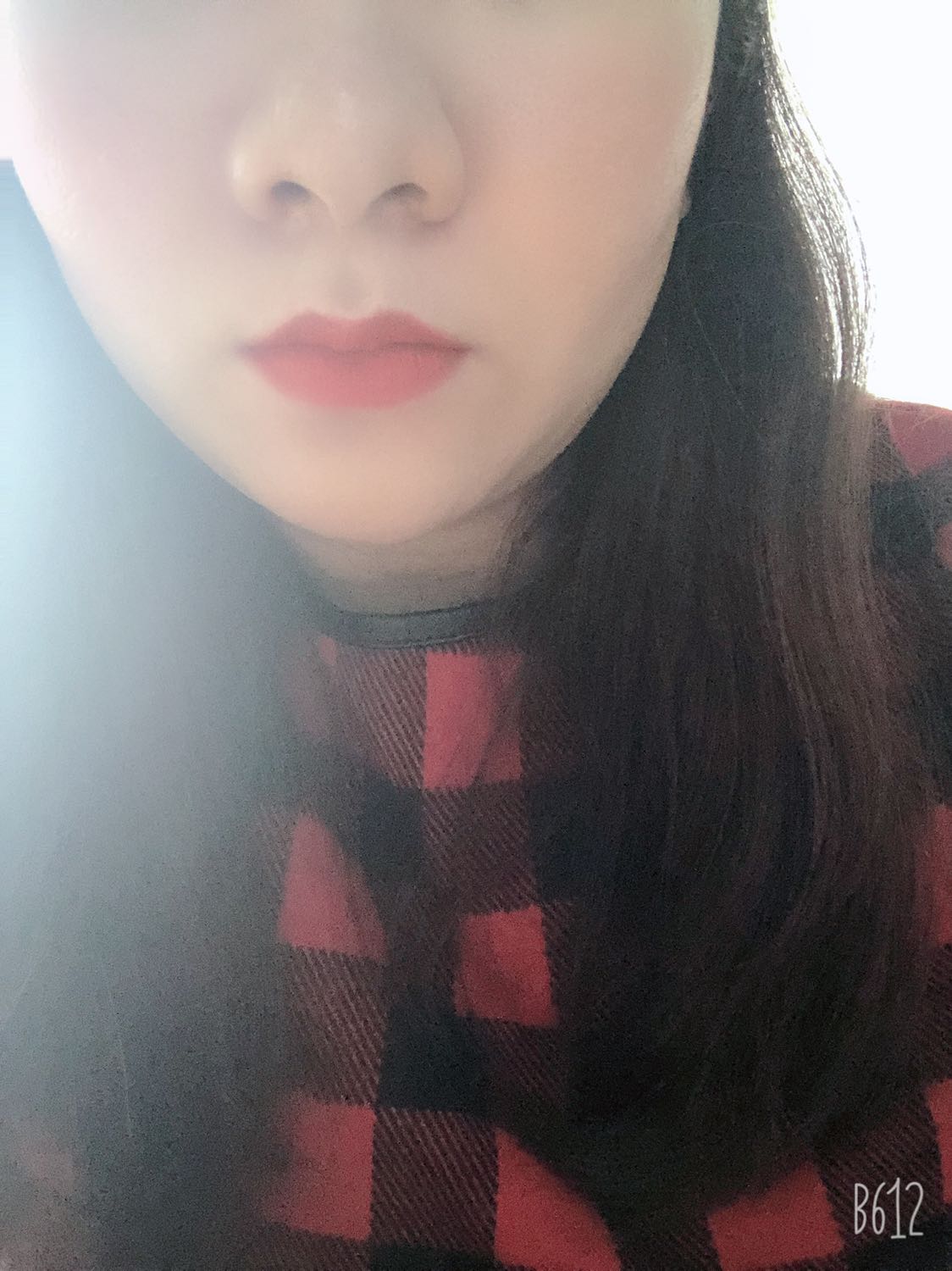 So với Maybelline Sensational thì dòng son Matte Ink này lâu trôi hơn một chút. Tuy nhiên để gọi là bám dính suốt 16hr thì không khả thi lắm, trừ khi bạn ko ăn ko uống j suốt thời gian đó =)) Nếu chỉ uống nước bằng ống hút và ăn nhẹ thôi thì son vẫn còn bám tốt. Còn mình test bằng cách uống nước trực tiếp từ ly thì son vẫn bán vào ly, còn sau khi ăn trưa thì son bay màu mất tiêu luôn. Haha
Ngoài ra son này khá khô môi. Bạn nên tẩy tế bào chết cho môi và dưỡng môi kĩ kĩ trước khi tô son để tránh trường hợp son bong tróc và lên màu ko mịn nha. 
Màu mình đang dùng là 130 Self Starter.